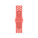 魔幻橙粉色 (橙色) Nike 運動型錶帶，展示具有透氣氣孔的滑順氟橡膠材質搭配按插式錶扣。
