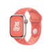 魔幻橙粉色 (橙色) Nike 運動型錶帶，展示按插式錶扣的內部構造，肌膚感受舒適自在。
