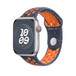 焰藍色 (深藍色) Nike 運動型錶帶，展示按插式錶扣的內部構造，肌膚感受舒適自在。
