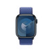 水藍色運動手環的正面，並展示 Apple Watch 錶面及數碼錶冠