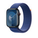 水藍色運動手環的側看角度，這款錶帶柔軟、透氣、輕盈，配備魔術貼扣，並以雙層尼龍織製