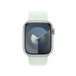 淡薄荷色单圈表带的搭配效果，展示 Apple Watch 41 毫米表壳和数码表冠。
