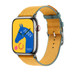 Jaune d'Or/Bleu Jean 金黃色配牛仔藍色 (黃色) Twill Jump Single Tour 錶帶，並展示 Apple Watch 錶面和數碼錶冠。