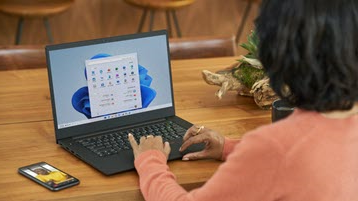 امرأة تعمل على كمبيوتر محمول يعمل بنظام التشغيل Windows 11