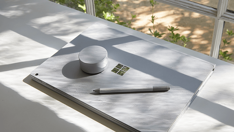 Surface Book, Surface Dial a Pero pro Surface na pracovním stole