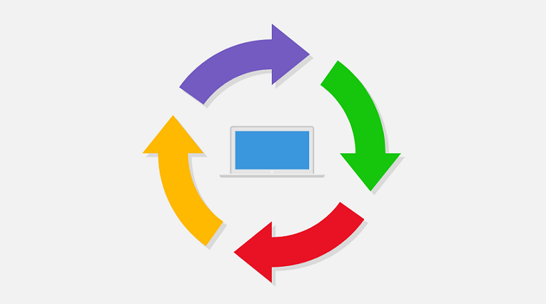 Símbolo de PC con flechas circulares de colores alrededor