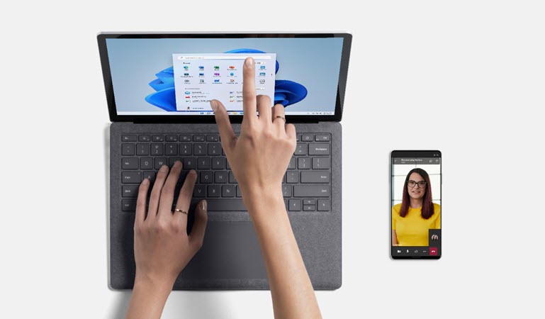 製品エキスパートと話している間に Surface デバイスを使用しているユーザーの写真