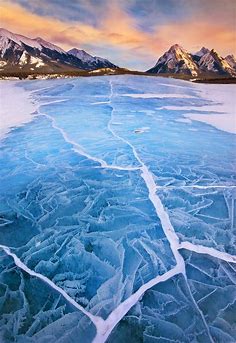 This frozen lake looks like it's bulging (X-post from r/earthporn) : illusionporn