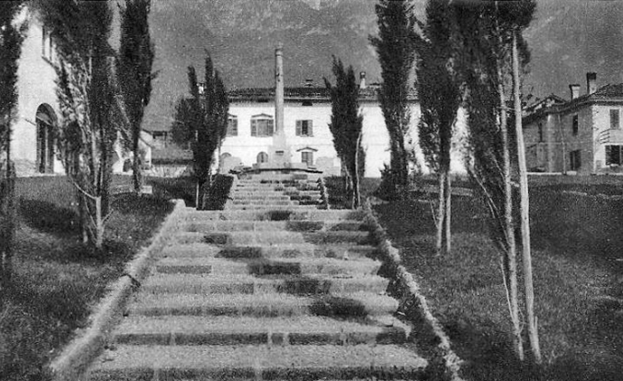 File:Scalinata Castiglioni, come una cascata a lago, Piazzetta di Lierna Lago Como,1940.png