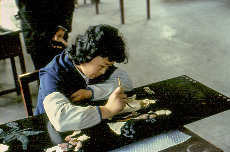 File:1983 in Jiangsu, artist of a handicraft workshop.jpg
