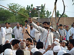 Стральба з традыцыйнага пуштунскага лука ў Пакістане (файл выкарыстоўваюць у 32 Вікіпэдыях)