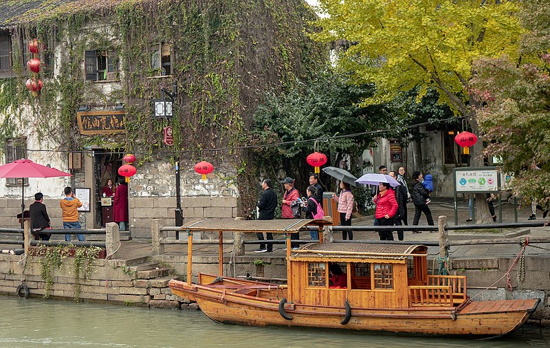 File:Canal tour boat of a traditional style, Grand Canal, Suzhou, China.jpg