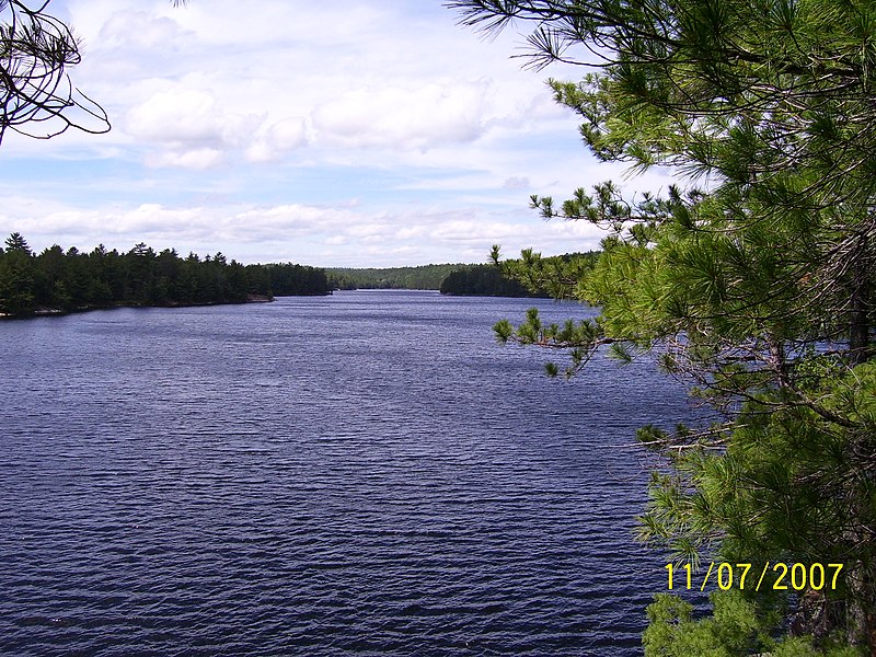 File:Long Mallory Lake - panoramio.jpg