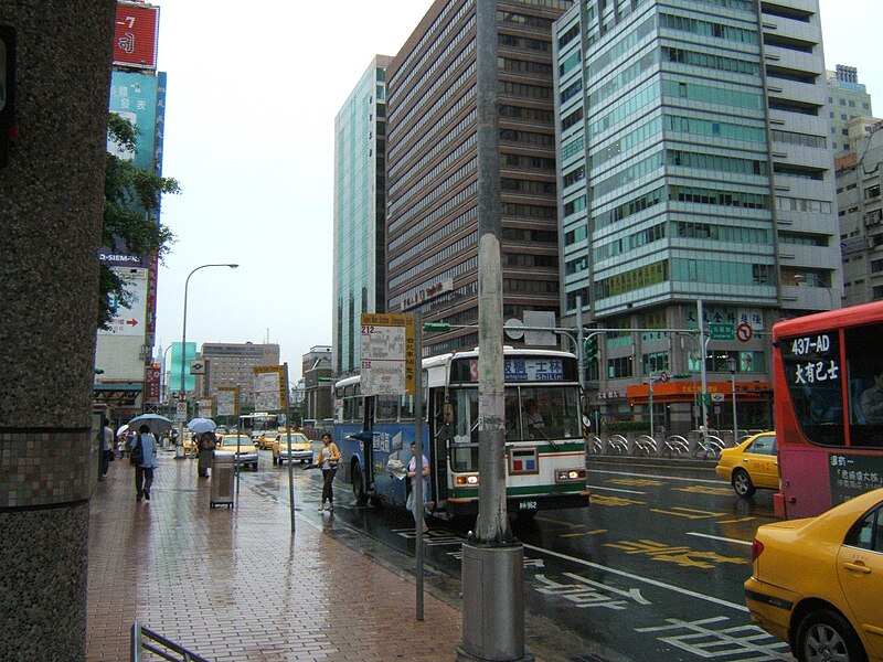File:Taipei Bus AH-962 and Taipei Main Sta. (Zhongxiao) stop boards 20060715.jpg
