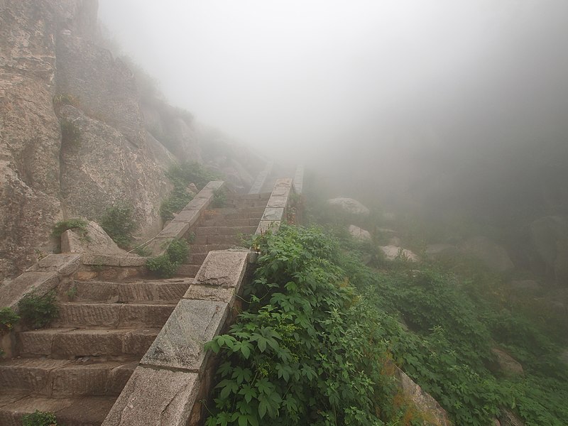 File:通往碧霞祠 - Path to Bixia Temple - 2012.06 - panoramio.jpg
