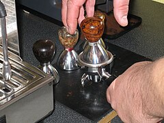 Espresso Tamper im Einsatz