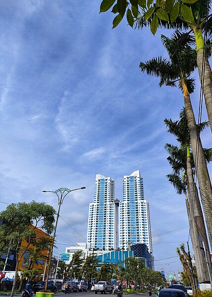 File:Pemandangan siang kota Medan.jpg