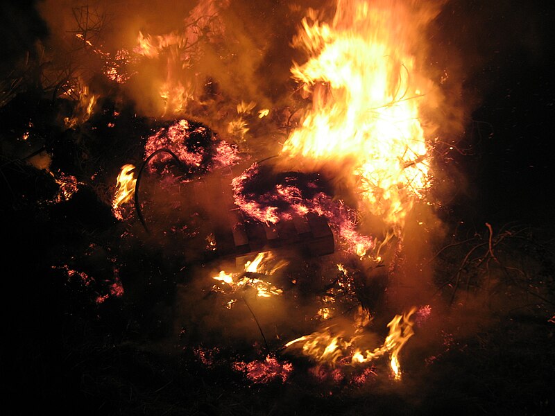 File:Bonfire inferno.jpg