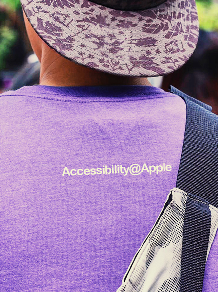 Fénykép egy háttal álló személyről, aki egy „Accessibility@Apple” feliratú pólót visel.