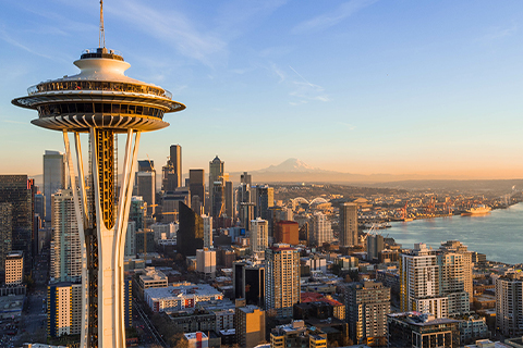 Zdjęcie z lotu ptaka przedstawiające panoramę Seattle w stanie Waszyngton z wieżą Space Needle na pierwszym planie. 