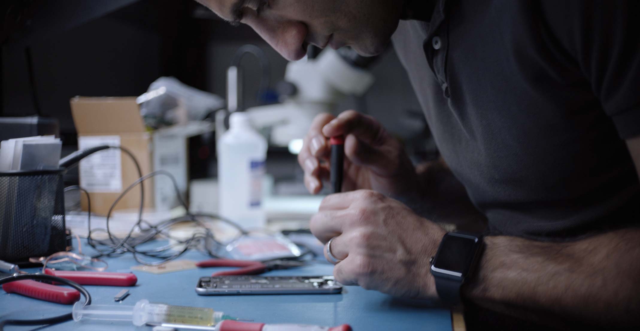 Applen Sensing Product Design -tiimin suunnittelu­päällikkö Ehsan työskentelee iPhonen parissa teknisessä labora­toriossa.