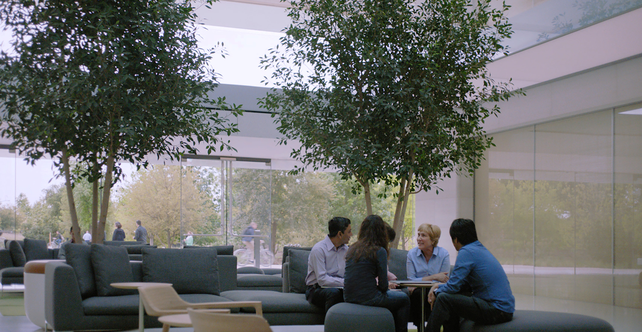 Giulia, która kieruje zespołem zajmującym się przetwarzaniem języków naturalnych, siedzi przy stole razem z innymi pracownikami Apple.