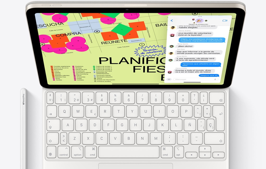 Vista desde arriba del iPad Pro acoplado a un Magic Keyboard. Al lado hay un Apple Pencil Pro.