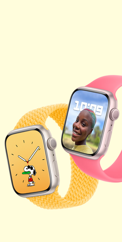 Dua Apple Watch Series 9. Yang pertama dengan wajah jam Snoopy dan Solo Loop Rajutan Sunshine. Yang kedua dengan wajah jam Potret dan Solo Loop Pink.