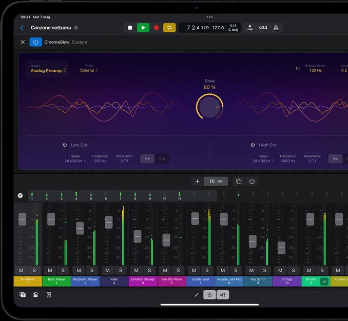 Un iPad Pro in orizzontale che mostra i cursori del mixer in un progetto musicale
