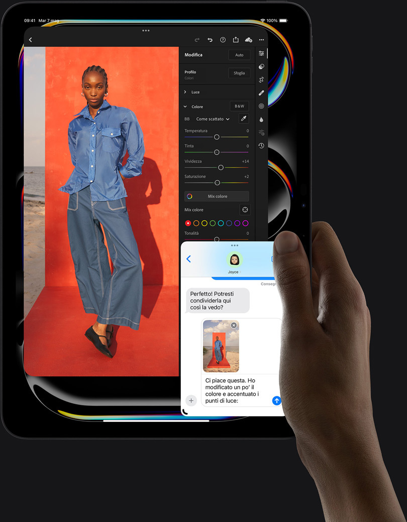 Una mano che tiene un iPad Pro in verticale, sul display viene ritoccata la fotografia di una persona e in basso c’è una conversazione iMessage in corso