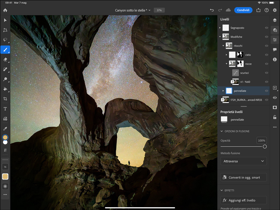 Un iPad Pro in orizzontale, il display mostra che l’utente sta ritoccando la foto di un canyon con un cielo stellato
