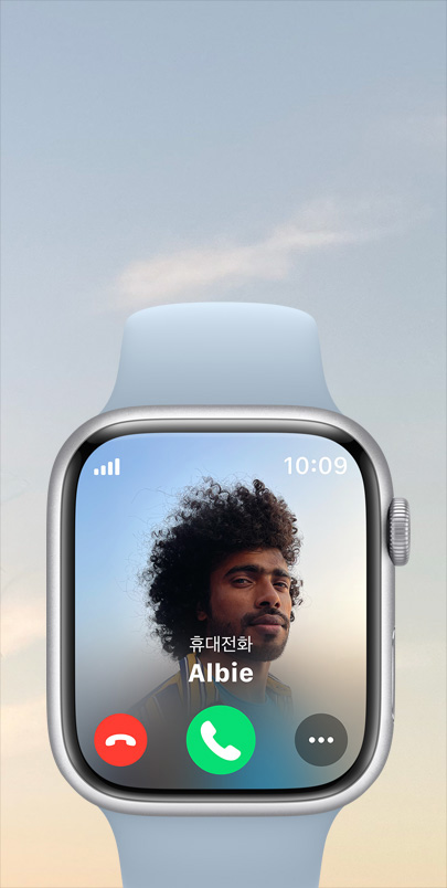 Apple Watch Series 9에 전화가 걸려오는 모습.
