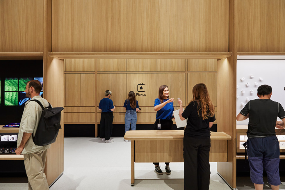 Una clienta recoge su compra en el área de retiro de productos de Apple dentro de la tienda Apple Battersea en Londres. 