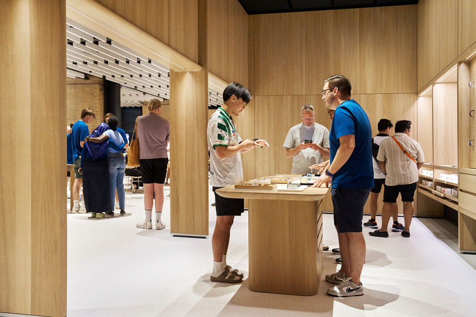 Un membre de l’équipe assiste un client à l’Apple Watch Studio d'Apple Battersea, à Londres.