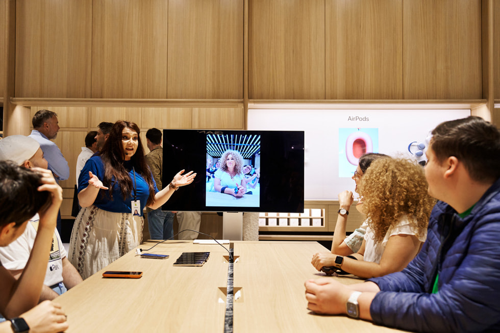 Integrante da equipe lidera uma sessão Today at Apple na Apple Battersea em Londres.