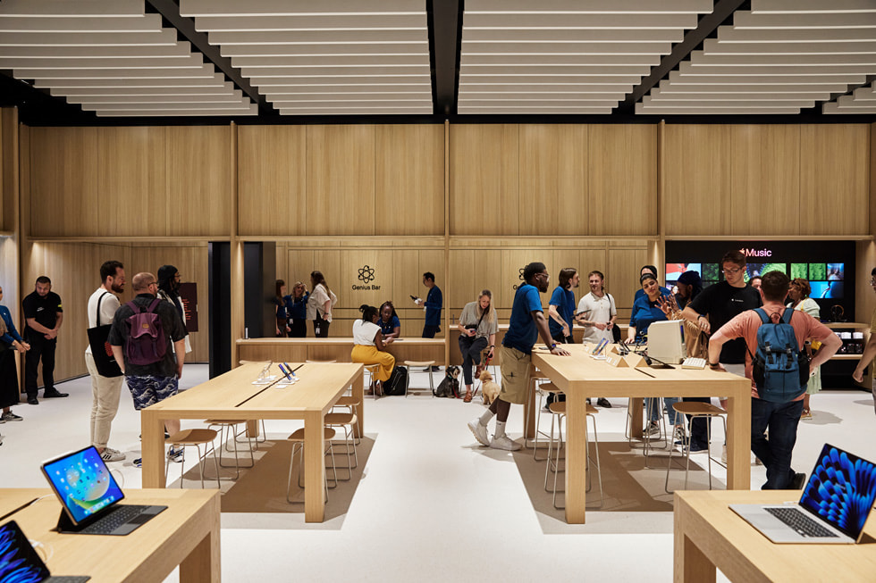 The avenue displays at Apple Battersea in London.