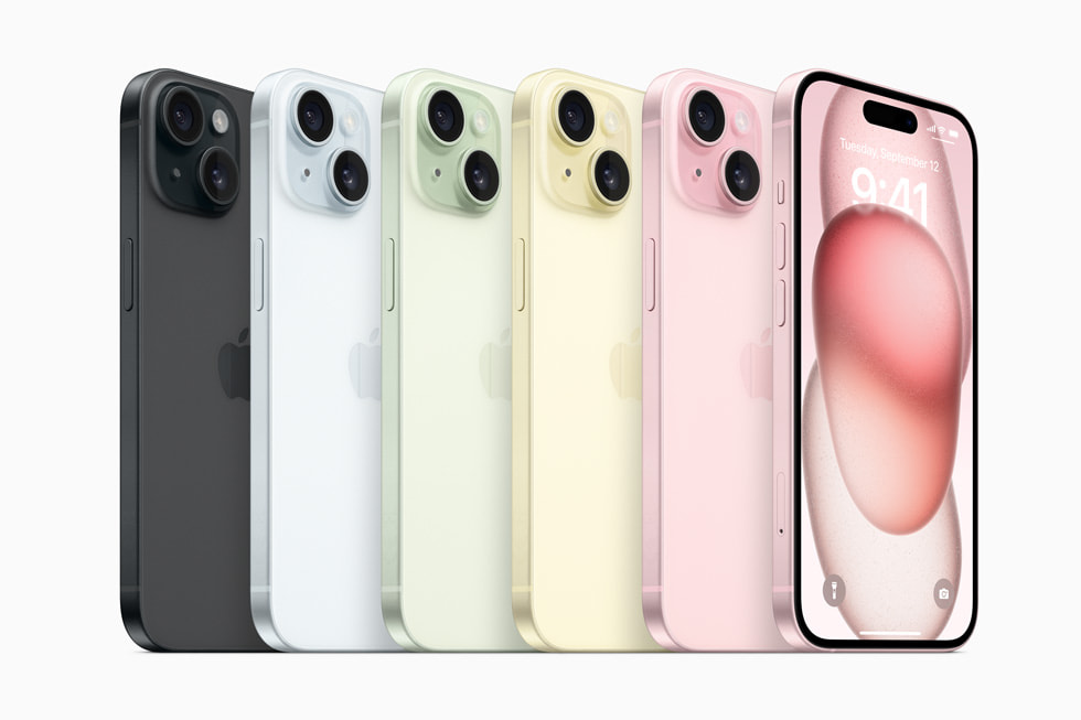 Appareils iPhone 15 disposés en rangée pour montrer les nouvelles couleurs de la gamme : noir, bleu, vert, jaune et rose.