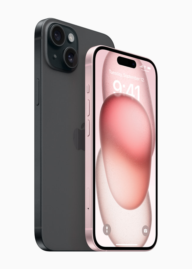 Vue arrière d’iPhone 15 Plus en noir présenté à côté d’iPhone 15 en rose, vu de face.