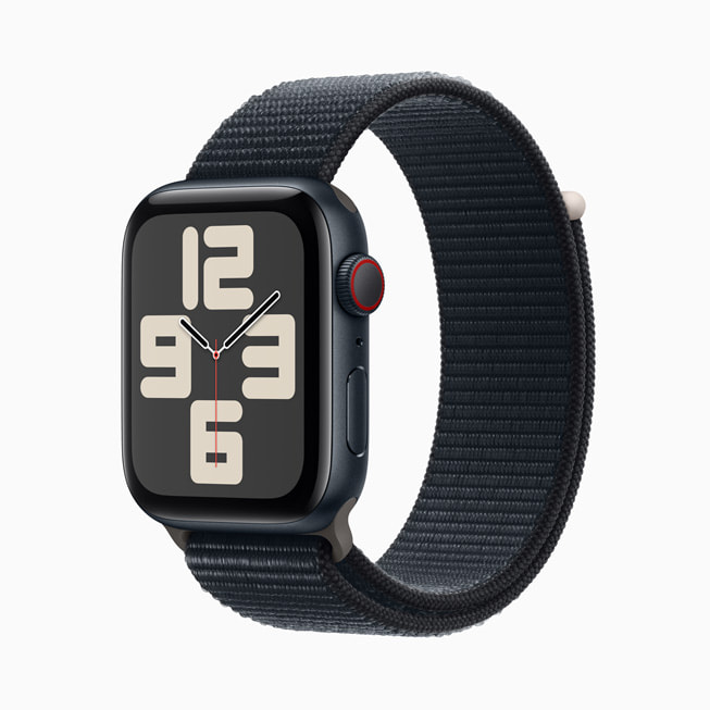 Apple Watch SE i aluminium i farven midnat med Sport Loop i farven midnat.