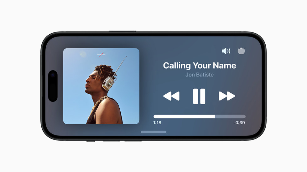 스탠바디 모드에서 음악이 표시된 iPhone 15.