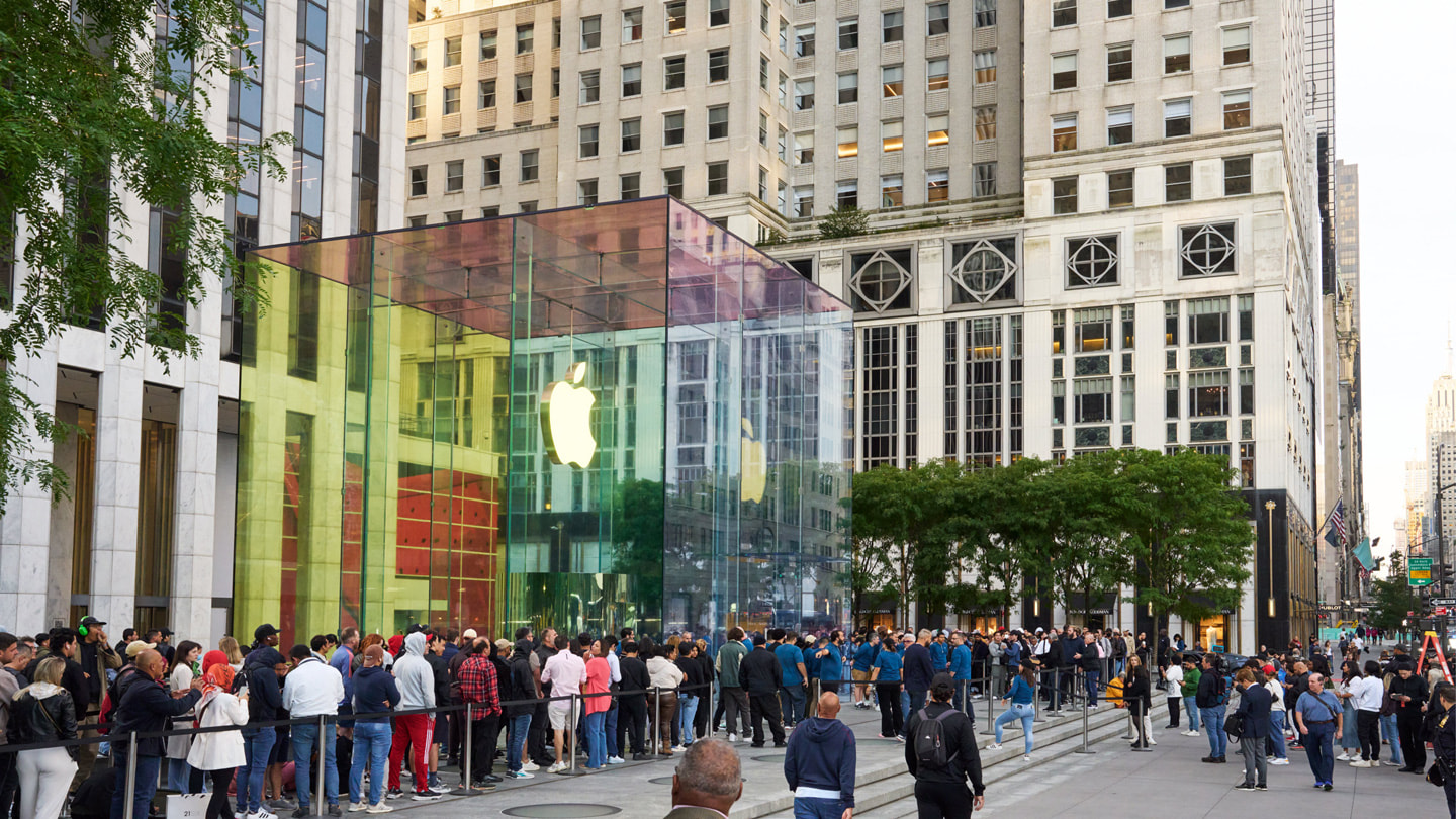Khách hàng xếp hàng bên ngoài cửa hàng Apple Fifth Avenue ở Thành Phố New York.