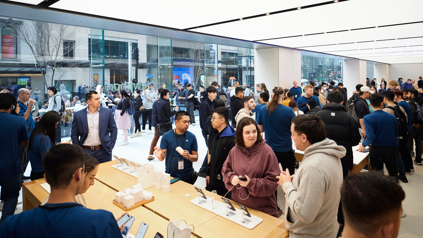 Hình ảnh đội ngũ nhân viên và khách hàng bên trong cửa hàng Apple Sydney, Úc.