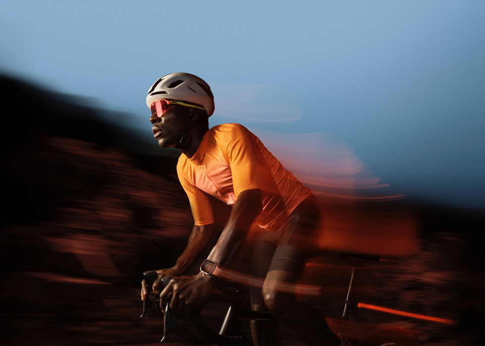 圖片顯示一名自行車騎士戴著 Apple Watch 進行運動。