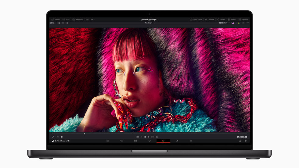 Uma pessoa com cabelo rosa na tela do novo MacBook Pro como parte de um trabalho de edição de vídeo.