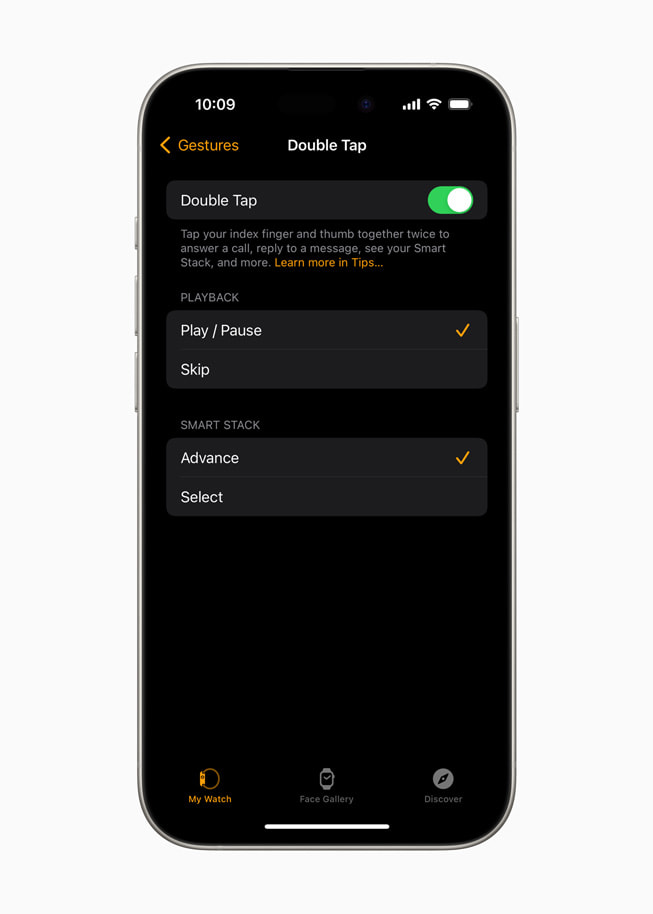 Tela de Ajustes do iPhone 15 Pro com personalização do gesto com dois toques.