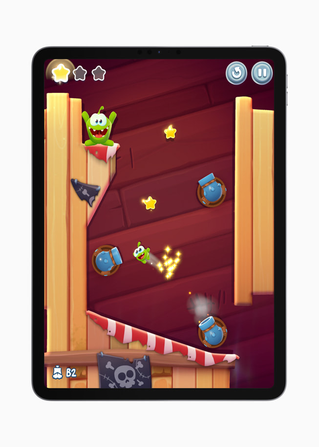 Một cảnh trong trò chơi Cut the Rope 3 hiển thị trên iPad Pro (thế hệ thứ 6).