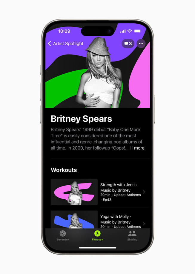 Se muestra el entrenamiento de Artista en Detalle con música de Britney Spears de Apple Fitness+ en un iPhone.