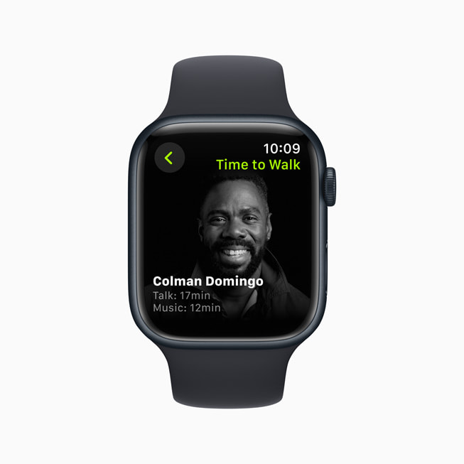 وقت المشي مع كولمان دومينغو معروض على iPhone وApple Watch.
