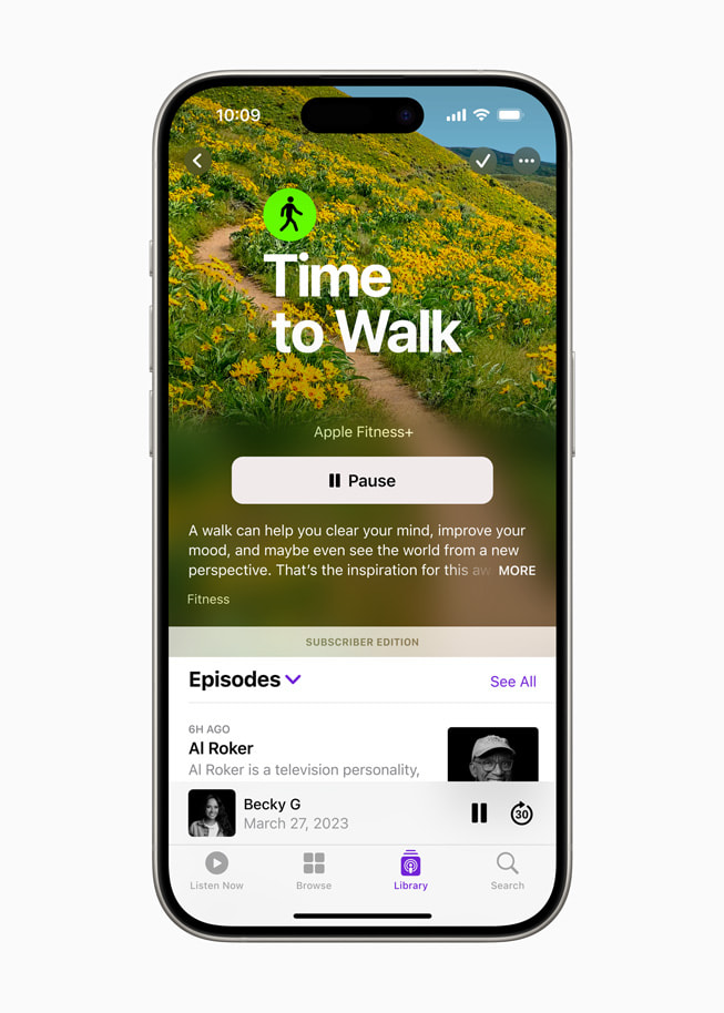 Se muestra el episodio con Al Roker de Hora de Caminar en Apple Podcasts en un iPhone.