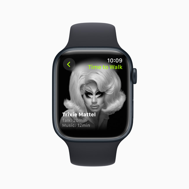 Se muestra Hora de Caminar con Trixie Mattel en un iPhone y un Apple Watch.
